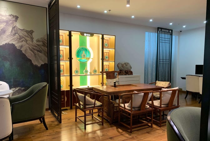 The Joyflight No.7 First Class Lounge at Changsha Huanghua International Airport features a seating area with wooden tables and decorative shelving.