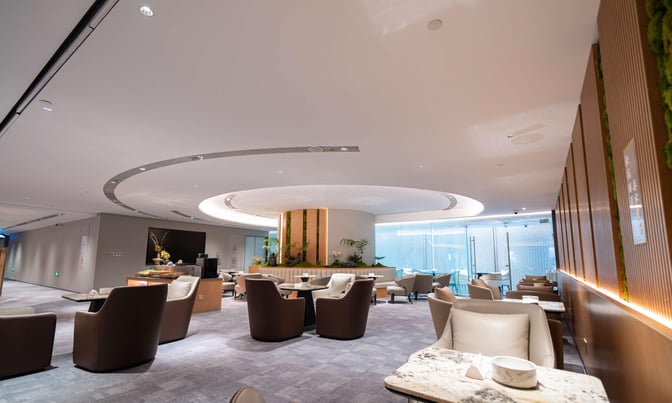 The seating area in First Class Lounge 1 at Chengdu Shuangliu International Airport offers comfortable chairs and tables for relaxation.