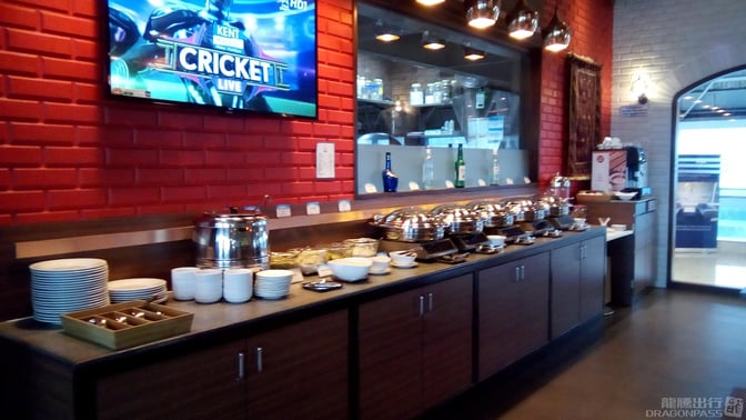 The buffet area in Travel Club Lounge A at Chennai International Airport offers a variety of self-serve hot dishes and beverages.