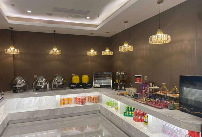 The China Southern Skypearl Lounge at Guiyang Airport features a self-serve food area with hot dishes, snacks, and beverages.