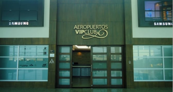 The entrance to the Aeroportos VIP Club at José Joaquín de Olmedo International Airport features a reception area behind glass doors.