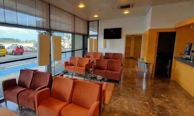 The seating area in the Picos de Europa Lounge at Asturias Airport offers comfortable chairs with views of the tarmac.