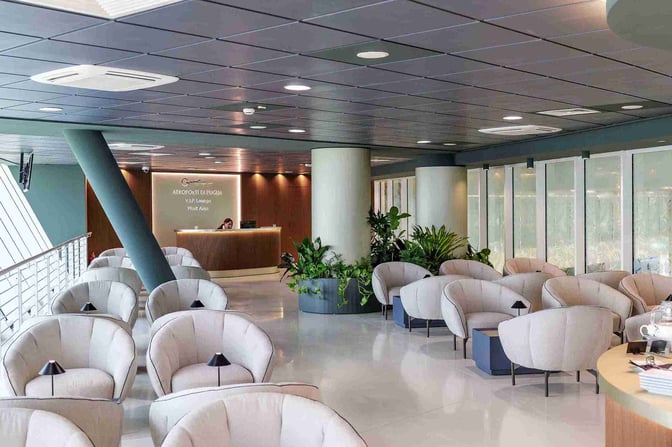 The Work Lounge at Bari Karol Wojtyła Airport features comfortable seating and a reception desk, providing a relaxing environment for travelers.