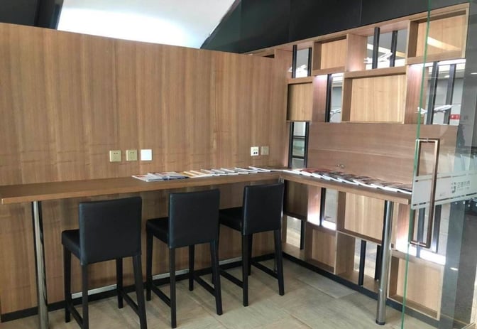 The CIP International Lounge at Beijing Capital International Airport features a reading area with high stools and a selection of magazines.