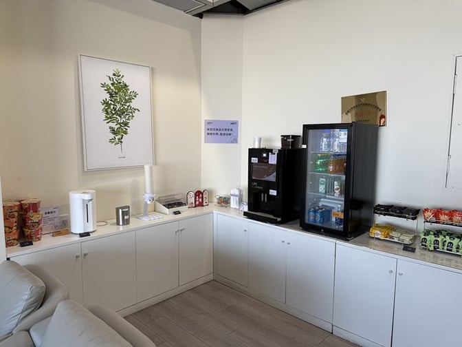 The CIPB2 Lounge at Beijing Capital International Airport features a self-serve snack area with instant noodles, a beverage machine, and a mini-fridge.