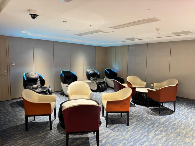 The CHUM Guest 79 Lounge at Beijing Daxing International Airport features massage chairs and seating areas for relaxation and comfort.