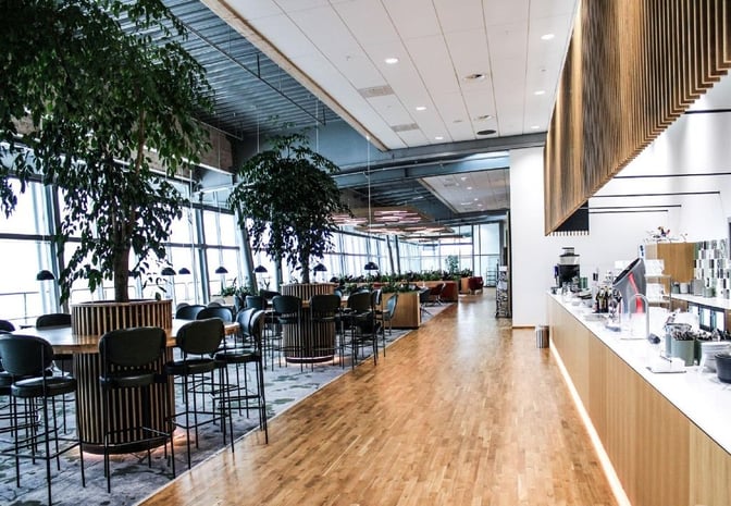 The King Amlet Lounge at Billund Airport features a self-serve food area and seating with tables and high chairs.