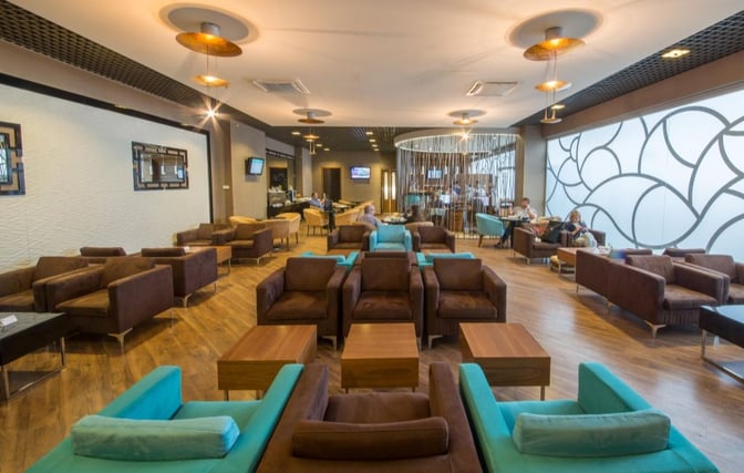 The Platinum Lounge at Budapest Airport features a spacious seating area with armchairs and tables, providing a comfortable waiting environment.