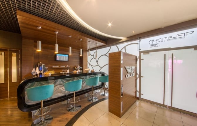 The Platinum Lounge at Budapest Airport features a bar with counter seating, offering beverages and snacks for travelers.