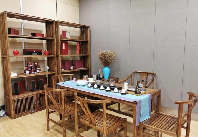 The Joyflight No. 3 VIP Lounge at Changsha Huanghua International Airport features a tea service area with wooden seating and decorative shelving.