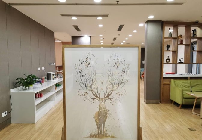 The Joyflight No. 3 VIP Lounge at Changsha Huanghua International Airport features a refreshment counter with beverages and a seating area.