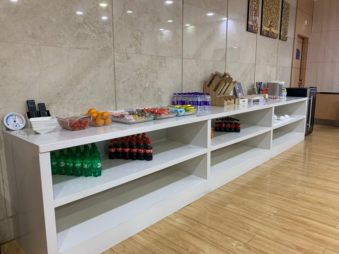 The Joyflight No. 3 VIP Lounge at Changsha Huanghua International Airport features a self-serve snack and beverage station with assorted drinks and fruits.