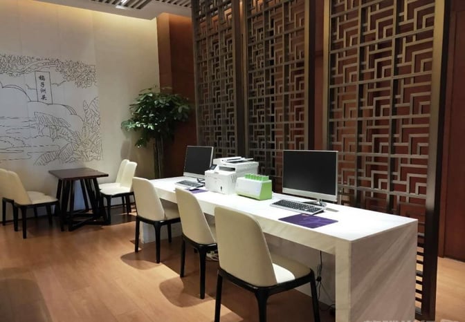 The business area in First Class VIP Lounge No.3 at Changsha Huanghua International Airport features computers and a printer for passenger use.
