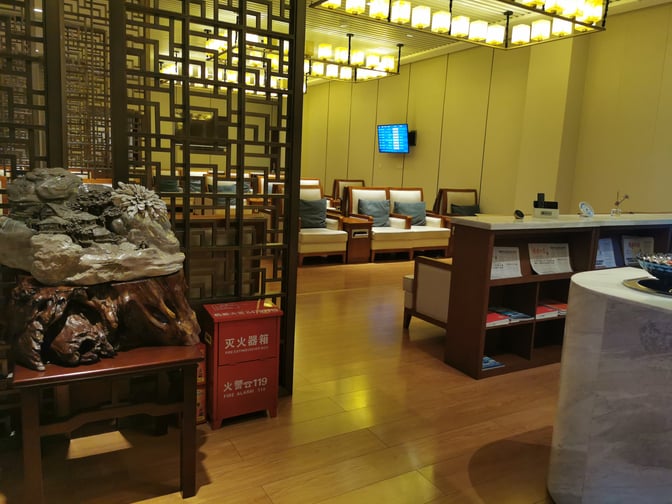 The First Class VIP Lounge No.3 at Changsha Huanghua International Airport features seating areas with armchairs and a display of reading materials.