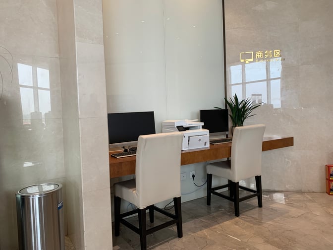 The business area in the No. 2 First/Business Class VIP Lounge at Terminal 1 at Changsha Airport features computer workstations and a printer for passenger use.