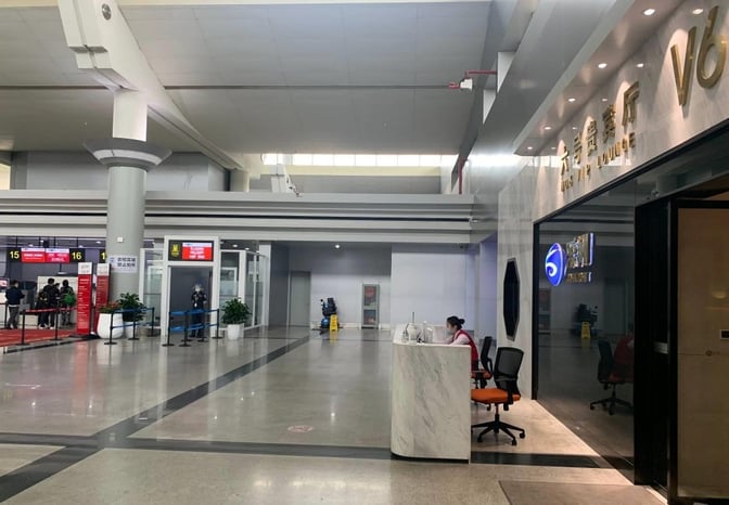 The entrance to No.6 Business Lounge at Changsha Huanghua International Airport features a reception desk and visible signage.