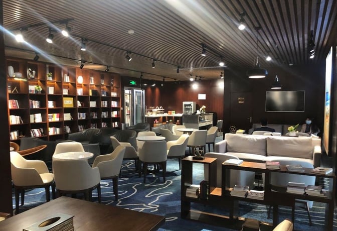 The Book Bar at Changsha Huanghua International Airport features seating areas with bookshelves and tables, providing a relaxing space for travelers.
