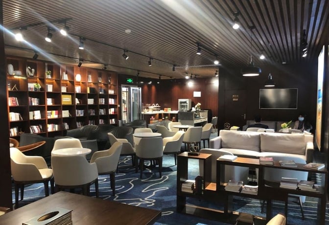 The Book Bar at Changsha Huanghua International Airport features seating areas with bookshelves and tables, providing a relaxing space for travelers.