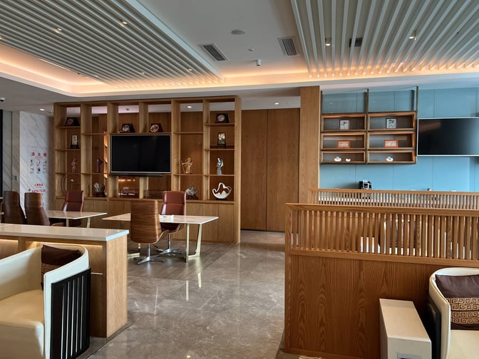 The First Class VIP Room No. 18 at Changsha Huanghua International Airport features seating areas with tables and a television.