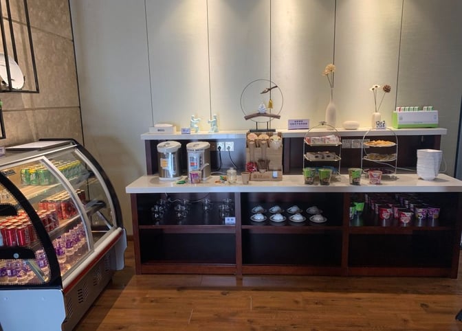 Self-serve snack station at Joyflight No.7 First Class Lounge offers beverages, instant noodles, and pastries at Changsha Huanghua International Airport.