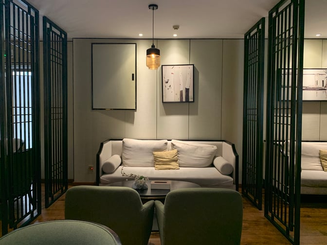 The seating area in Joyflight No.7 First Class Lounge at Changsha Huanghua International Airport features sofas and partitioned spaces for privacy.