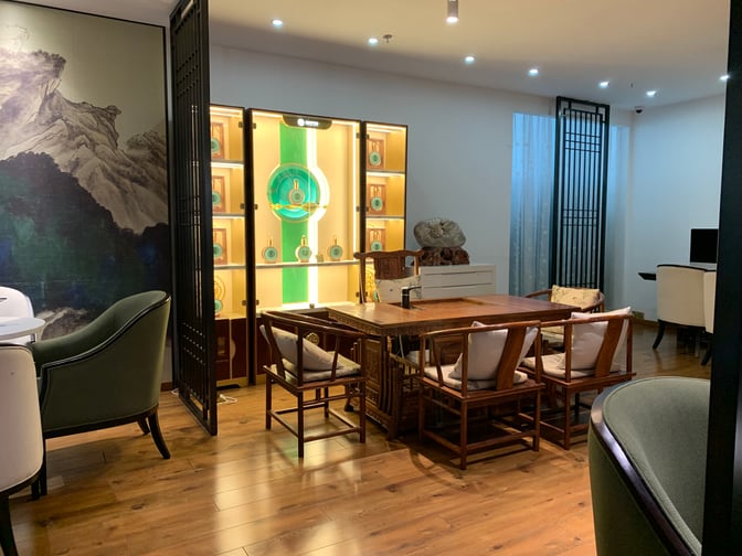 The Joyflight No.7 First Class Lounge at Changsha Huanghua International Airport features a seating area with wooden tables and decorative shelving.
