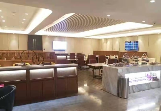 The No. 16 First/Business Class VIP Lounge at Changsha Huanghua International Airport features seating areas and a self-serve snack station.