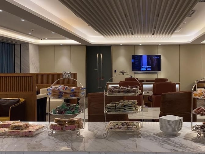 The VIP lounge at Changsha Huanghua International Airport features a self-serve snack station with seating and a television area.