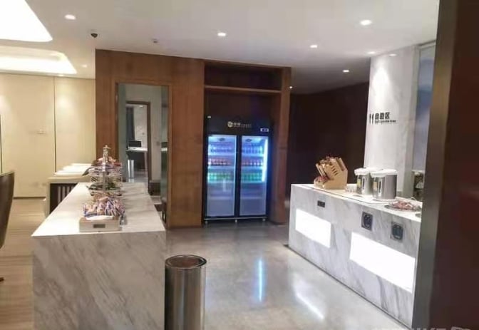 The VIP lounge at Changsha Huanghua International Airport features a self-serve snack and beverage area with refrigerated drinks and packaged snacks.