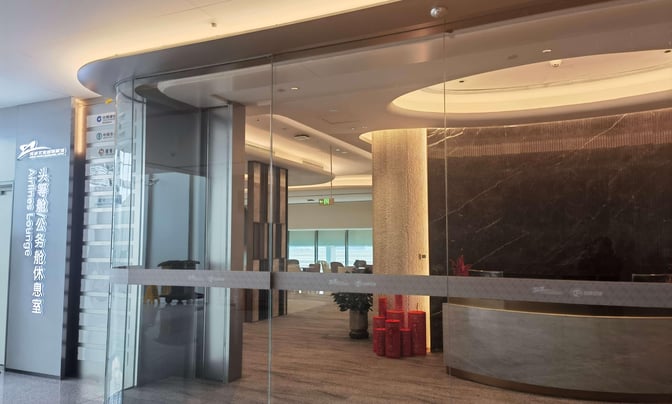 The entrance to the Airlines Lounge at Chengdu Shuangliu International Airport features a glass door and visible reception area.