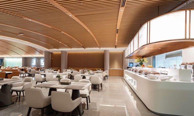 The First Class Lounge at Chengdu Shuangliu International Airport features a spacious seating area and a self-serve buffet with various dining options.