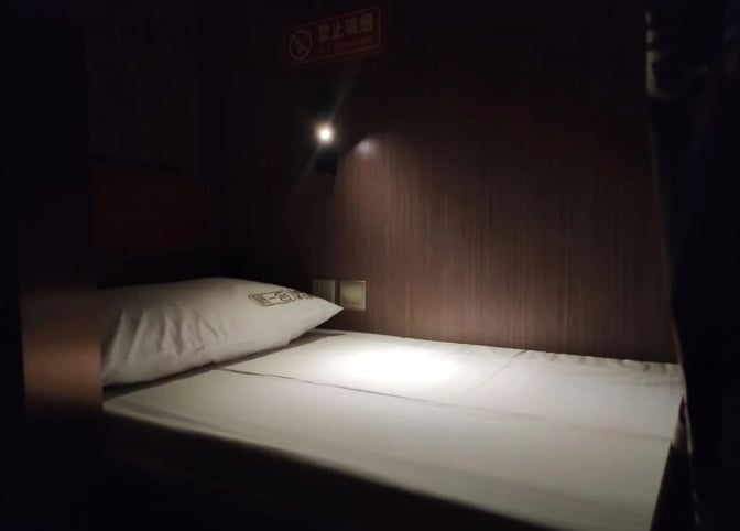 A private sleeping pod in the Take a Nap Business Lounge at Chengdu Shuangliu International Airport features a bed and reading light.