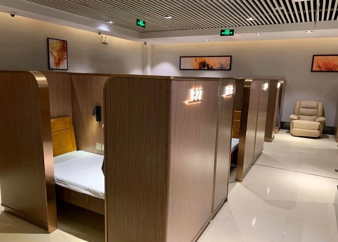 The Take a Nap Business Lounge at Chengdu Shuangliu International Airport features private sleeping pods and a comfortable recliner for relaxation.
