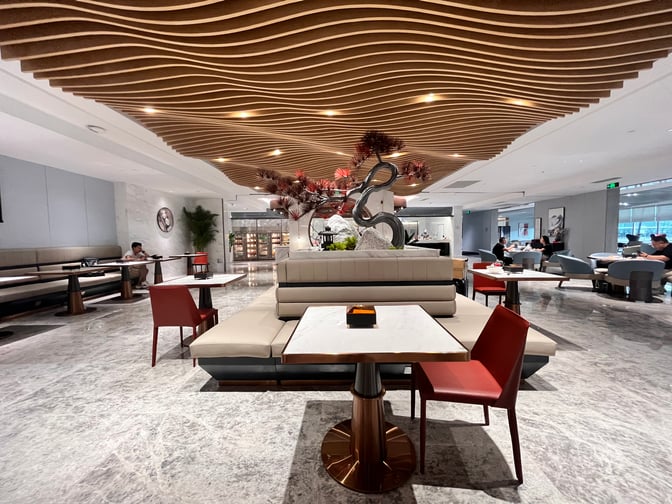 The Sichuan Airlines Lounge at Chengdu Tianfu International Airport features spacious seating with tables, offering a comfortable area for passengers.