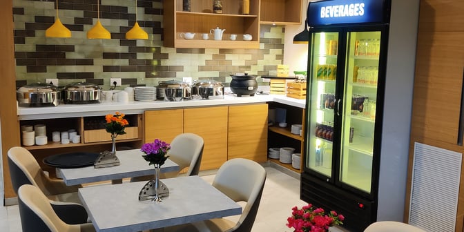 The Aviserv Lounge at Chhatrapati Shivaji International Airport features a self-serve food station.