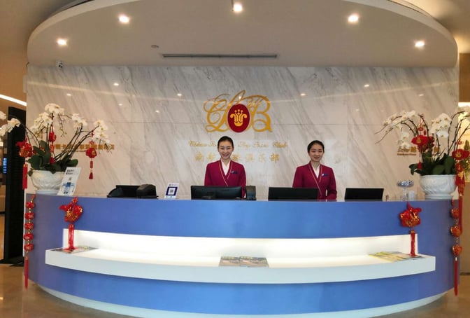 The reception area of the China Southern Gold/Silver/Elite Plus Lounge at Chongqing Jiangbei Airport features a staffed check-in desk.