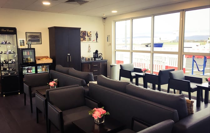 The Amelia Earhart Lounge at City of Derry Airport features seating with tables, a refreshment area, and views of the runway.