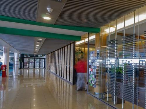 The entrance at Comodoro Arturo Merino Benítez International Airport "The Lounge" in the Domestic Terminal  features glass doors and is located in the terminal corridor.
