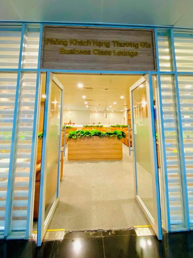 The entrance to the Vietnam Airlines Domestic Lounge at Da Nang International Airport features a welcoming open doorway with visible interior seating.