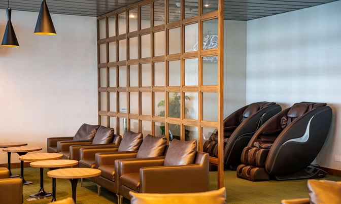 The CIP Orchid Lounge at Da Nang International Airport features comfortable seating and massage chairs for relaxation.