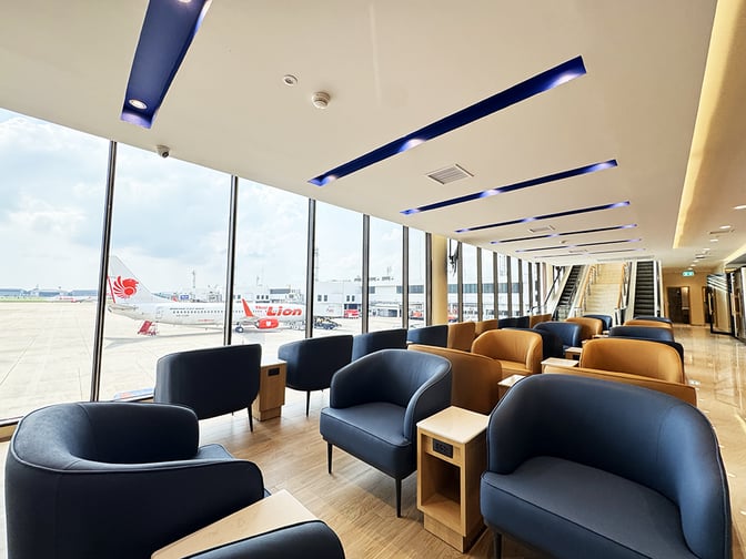 The seating area in the Travel Club lounge at Don Mueang International Airport offers comfortable chairs with views of the tarmac.