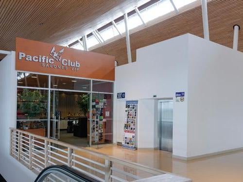 The entrance to the Pacific Club Salones VIP at El Tepual International Airport features glass doors and is located near an elevator.