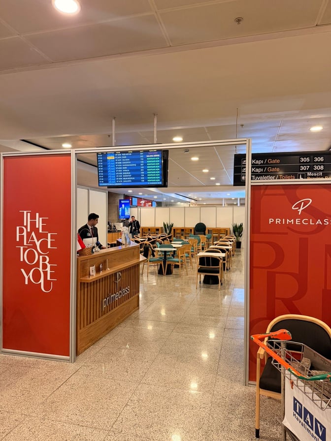 The Primeclass Pop-Up Lounge at Esenboğa International Airport features a reception desk and seating area near gates 305-308.