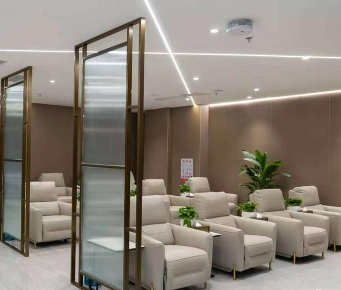 The seating area in China Southern Skypearl Lounge at Guiyang Longdongbao International Airport features comfortable armchairs and privacy partitions.