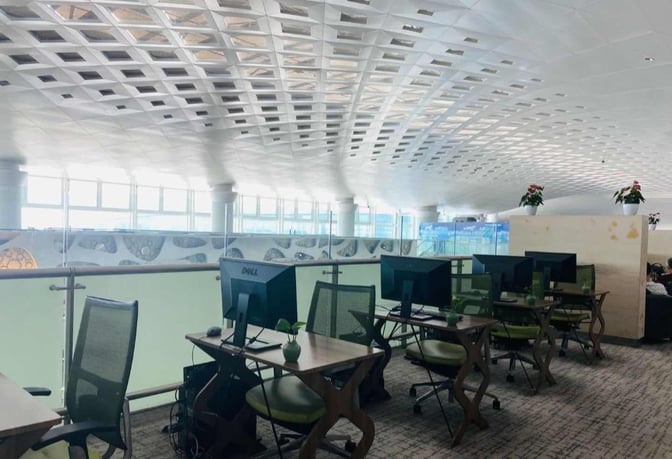 The First Class Lounge at Hangzhou Xiaoshan International Airport features a computer workstation area with multiple desks and chairs for passenger use.