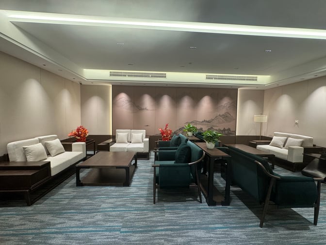 The Yi Xing VIP Reception area at Hangzhou Xiaoshan International Airport features comfortable seating with sofas and armchairs arranged around coffee tables.