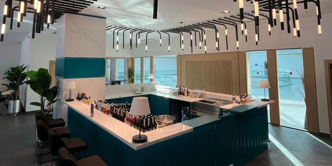 The Primeclass Lounge at Izmir Airport features a bar area with counter seating and a selection of beverages available.