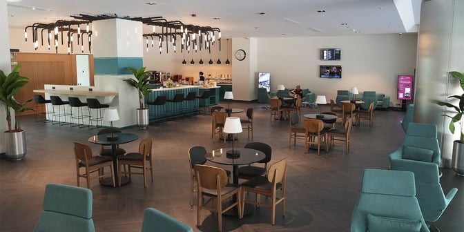 The Primeclass Lounge at Izmir Adnan Menderes International Airport features a bar area with counter seating and a spacious seating arrangement.