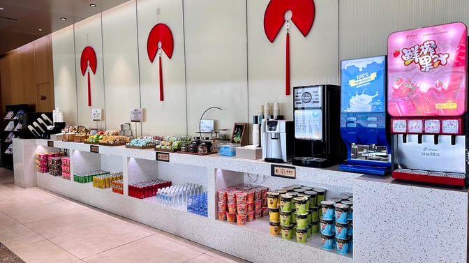 The self-serve snack and beverage station at Jinan Yaoqiang International Airport's First-Class Lounge No. 4 offers a variety of drinks and packaged snacks.