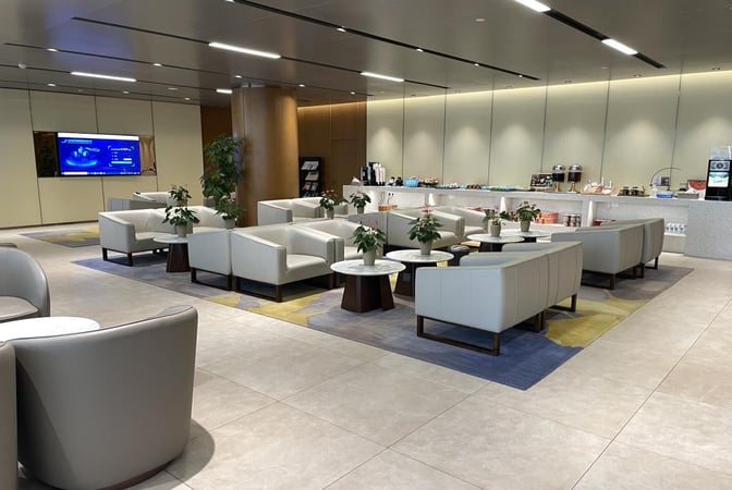 The seating area in First-Class Lounge No. 4 at Jinan Yaoqiang International Airport features comfortable chairs and a self-serve refreshment counter.